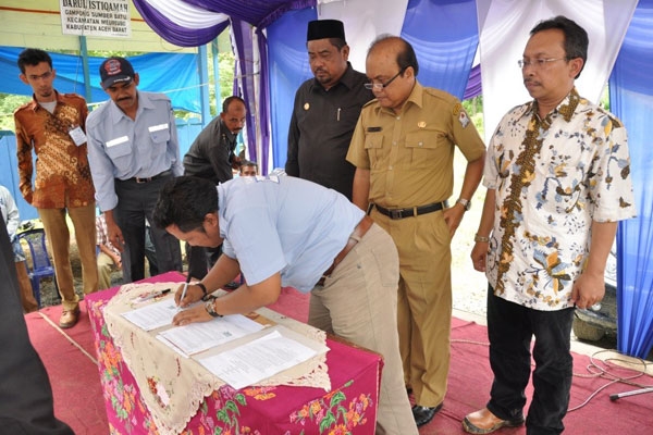 Bupati-Aceh-Barat-1_newsLarge